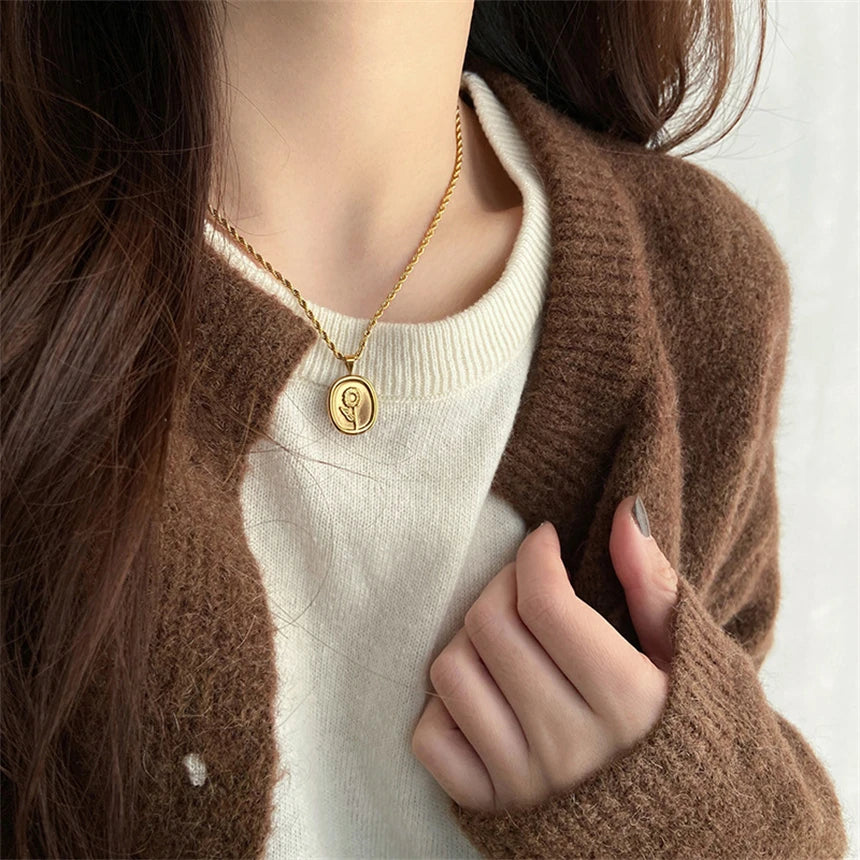 Feminine Floral Pendant Rope Chain Necklace